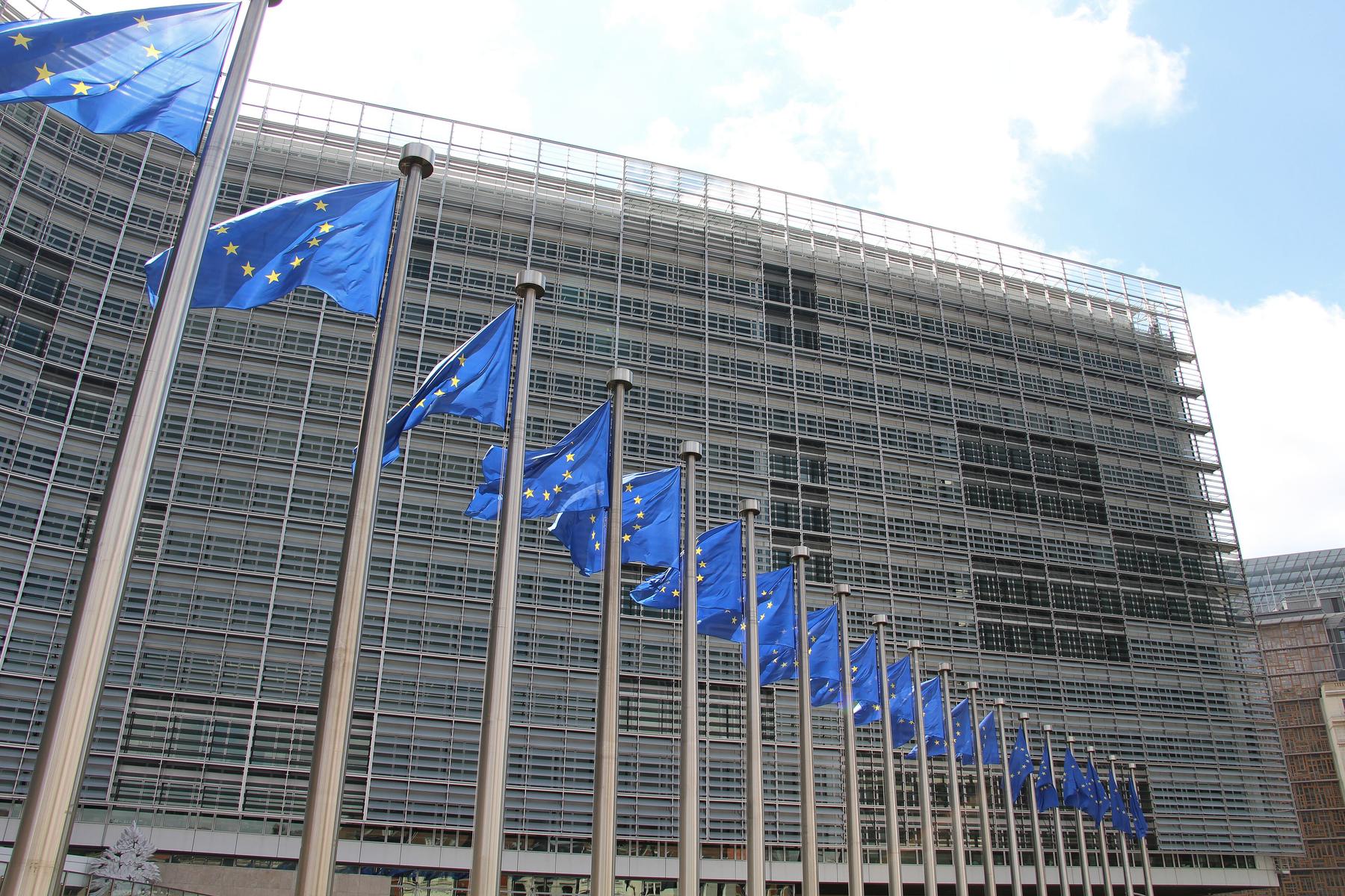 Les drapeaux européens devant le Berlaymont, siège de la Commission européenne, à Bruxelles
