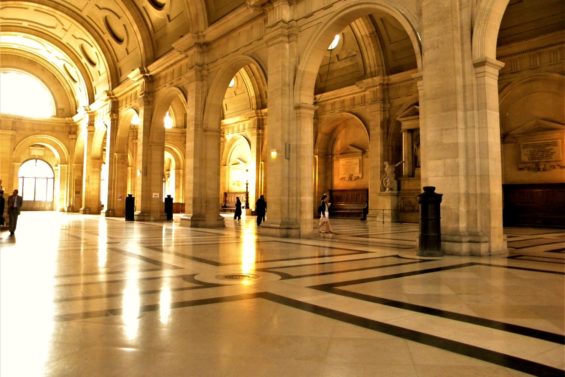 The Salle des pas perdus in the Paris law courts